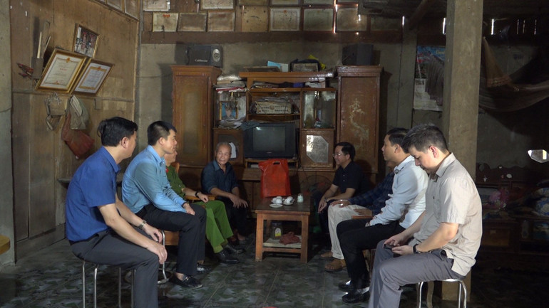 Đoàn công tác làm việc với nhân dân 2 xã Nậm Trà, Nậm Phảng.