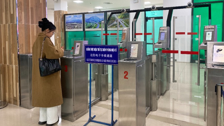 Khách làm thủ tục tại luồng biên phòng điện tử.
