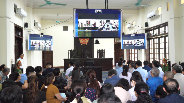 Nhân dân Lào Cai theo dõi phiên tòa sơ thẩm qua màn hình trực tiếp sáng 20/5.