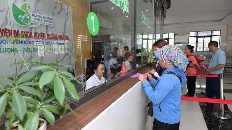 Đồng bào dân tộc đi khám bệnh tại Bệnh viện đa khoa huyện Mường Khương (Lào Cai).