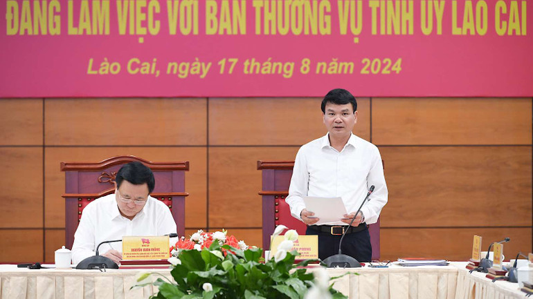 Đồng chí Đặng Xuân Phong, Bí thư Tỉnh ủy Lào Cai báo cáo tại buổi làm việc.