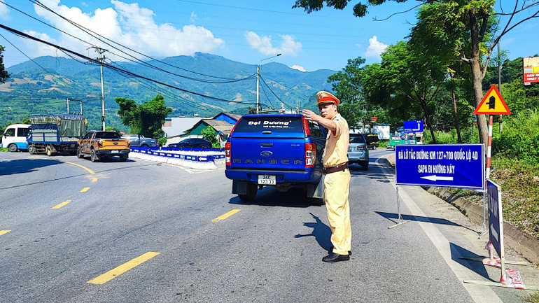 Cảnh sát giao thông Lào Cai hướng dẫn cho các phương tiện giao thông hướng di chuyển.