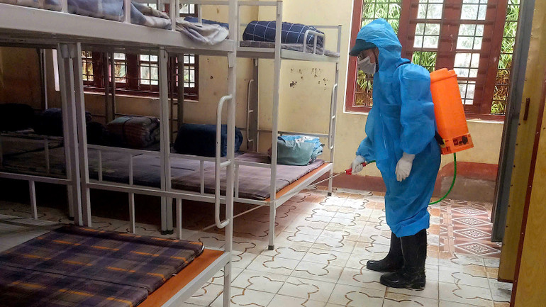 Phun khử khuẩn tại Trường Phổ thông dân tộc bán trú Nậm Khánh, huyện Bắc Hà (Lào Cai).