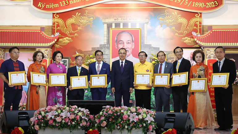 Đại sứ Phan Chí Thành trao Giấy khen tặng các tập thể, cá nhân có nhiều đóng góp trong việc xây dựng, duy trì Khu tưởng niệm Hồ Chí Minh ở tỉnh Nakhon Phanom. Đại sứ Phan Chí Thành trao Giấy khen tặng các tập thể, cá nhân có nhiều đóng góp trong việc xây dựng, duy trì Khu tưởng niệm Hồ Chí Minh ở tỉnh Nakhon Phanom.