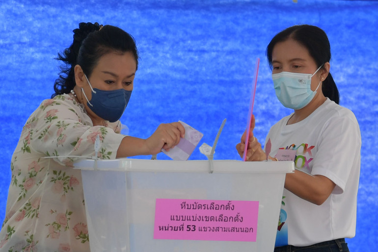 Một cử tri bỏ phiếu tại quận Huai Khwang, Bangkok.