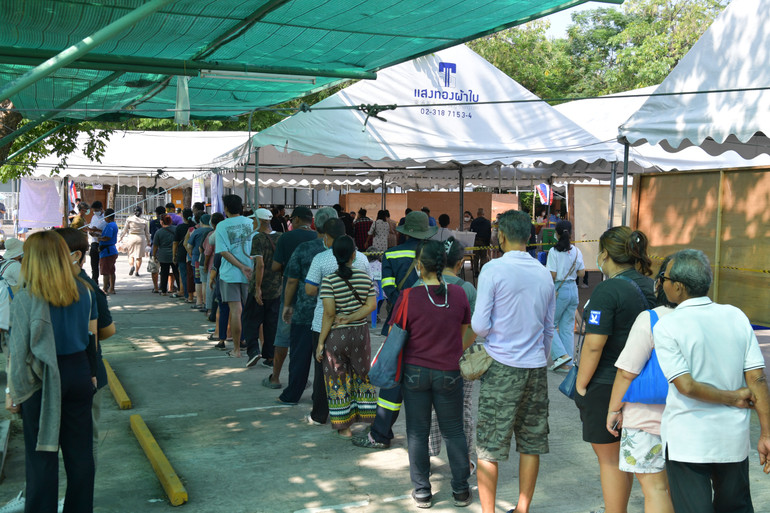 Người dân xếp hàng chờ làm thủ tục bỏ phiếu.