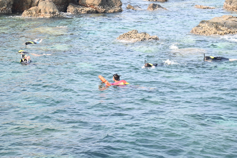 Du khách trải nghiệm lặn biển quanh đảo Koh Mak.