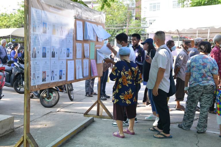 Người dân đang xem danh sách cử tri tại một điểm bỏ phiếu.