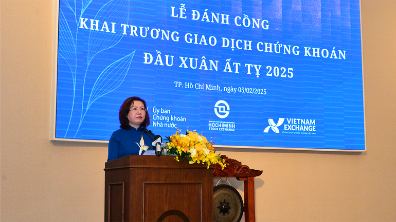 Chủ tịch Ủy ban Chứng khoán Nhà nước Vũ Thị Chân Phương phát biểu tại buổi lễ.