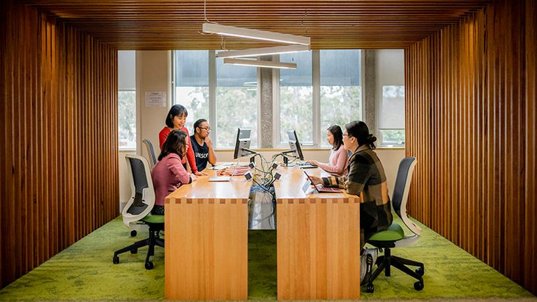 Giáo sư Ly Tran và sinh viên quốc tế ở Burwood campus, Đại học Deakin.