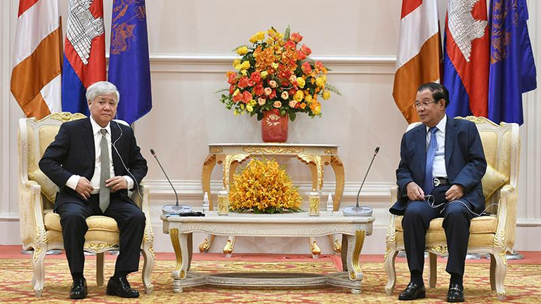 Chủ tịch Ủy ban Trung ương Mặt trận Tổ quốc Việt Nam Đỗ Văn Chiến chào xã giao Thủ tướng Campuchia Samdech Techo Hun Sen.