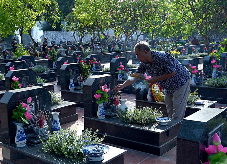 Không khí xúc động, khói hương lan tỏa trong tiếng nhạc tri ân trầm hùng nhắc nhớ về sự hy sinh của các Anh hùng liệt sĩ cho quê hương, đất nước.