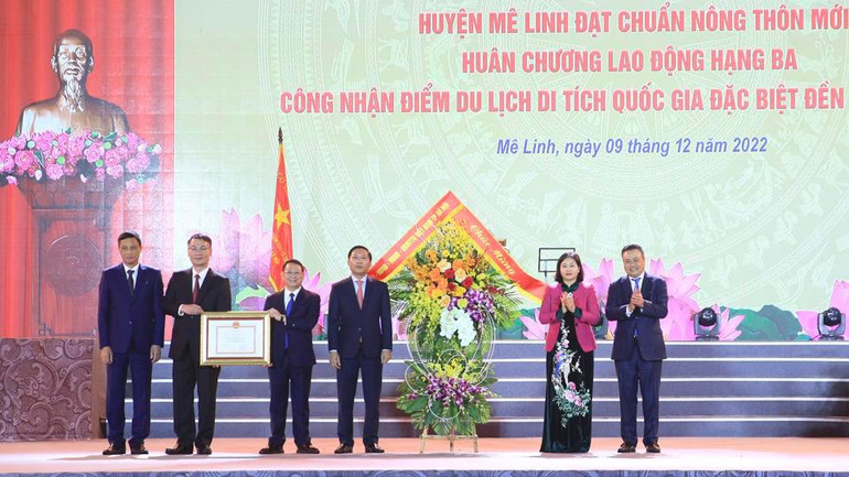 Lãnh đạo thành phố Hà Nội trao Quyết định công nhận đạt chuẩn nông thôn mới cho huyện Mê Linh.
