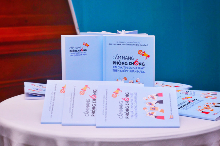 “Cẩm nang phòng, chống tin giả, tin sai sự thật trên không gian mạng” được kỳ vọng sẽ nâng cao nhận thức về trách nhiệm trên không gian mạng cho người dùng Internet ở Việt Nam.