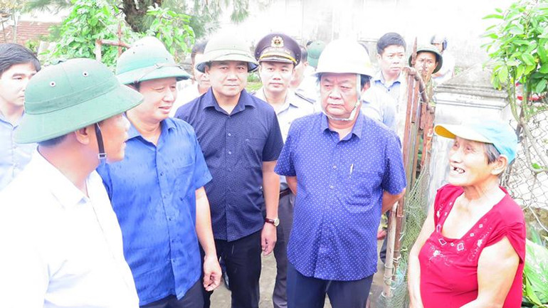 Bộ trưởng Lê Minh Hoan động viên các hộ dân thuộc đối tượng già cả, neo đơn được đưa đến nơi an toàn.