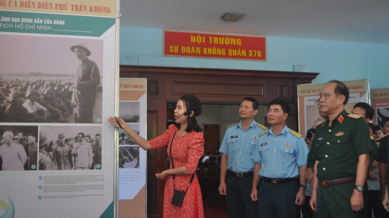 Đại biểu tham quan các khu vực triển lãm.