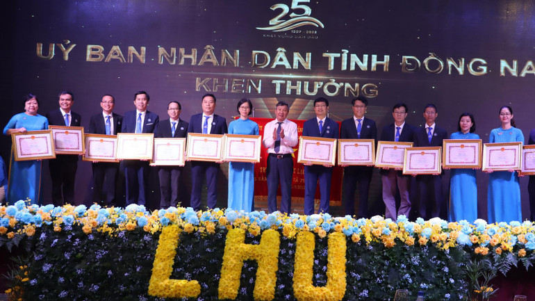 Các tập thể của Đại học Lạc Hồng đón nhận Bằng khen của Ủy ban nhân dân tỉnh Đồng Nai.