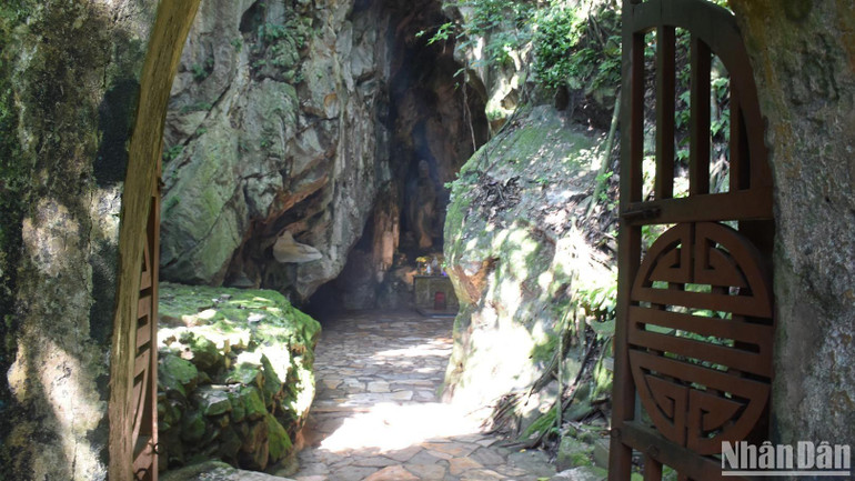 Tại động Hoa Nghiêm của danh thắng Ngũ Hành Sơn có 20 ma nhai, trong đó có 15 ma nhai đọc được nội dung, là những ma nhai rất quý.