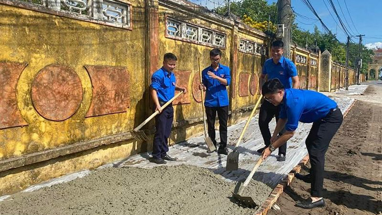 Các đoàn viên thanh niên tham gia đổ bê tông tuyến đường trên địa bàn xã Mê Linh (huyện Đông Hưng, tỉnh Thái Bình). Các đoàn viên thanh niên tham gia đổ bê tông tuyến đường trên địa bàn xã Mê Linh (huyện Đông Hưng, tỉnh Thái Bình).