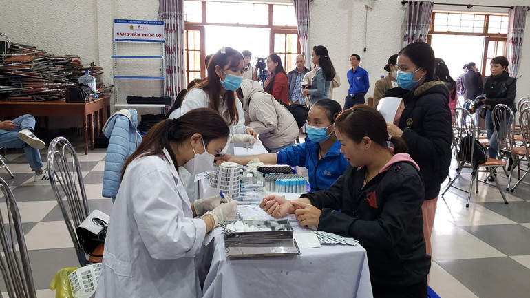 Xét nghiệm máu miễn phí cho nữ công nhân.