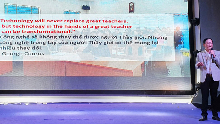 Thầy Phạm Đức Phước, Phó Hiệu trưởng Trường Trung học cơ sở-Trung học phổ thông Liên Việt Kon Tum trình bày tham luận tại Hội thảo.