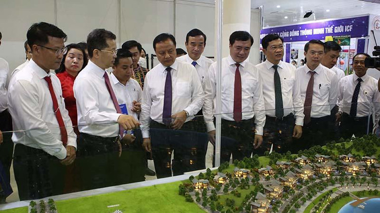 Các đại biểu tham quan tại Hội chợ.