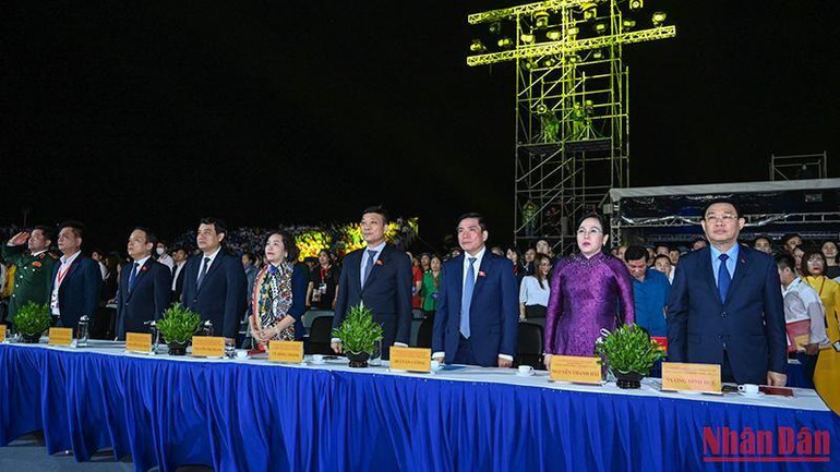 Chủ tịch Quốc hội Vương Đình Huệ cùng các đại biểu thực hiện nghi thức chào cờ tại buổi lễ. (Ảnh: DUY LINH)