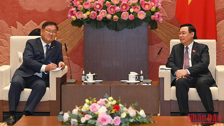 Chủ tịch Quốc hội Vương Đình Huệ phát biểu tại buổi tiếp Chủ tịch nhóm Nghị sĩ hữu nghị Hàn Quốc-Việt Nam Kim Tae-nyeon. (Ảnh: DUY LINH)