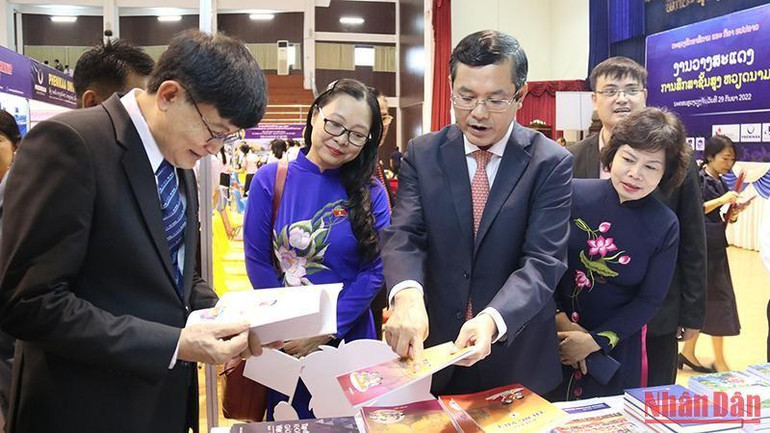 Lãnh đạo ngành giáo dục hai nước Việt Nam-Lào tham quan các gian trưng bày tại Triển lãm. (Ảnh: TRỊNH DŨNG) Lãnh đạo ngành giáo dục hai nước Việt Nam-Lào tham quan các gian trưng bày tại Triển lãm. (Ảnh: TRỊNH DŨNG)