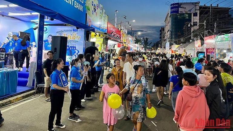 Đây cũng là dịp để các doanh nghiệp trưng bày, giới thiệu và quảng bá sản phẩm. (Ảnh: TRỊNH QUỐC DŨNG)