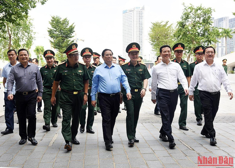 Thủ tướng Phạm Minh Chính và đoàn công tác đến thăm, làm việc với Tập đoàn Công nghiệp-Viễn thông Quân đội (Viettel).
