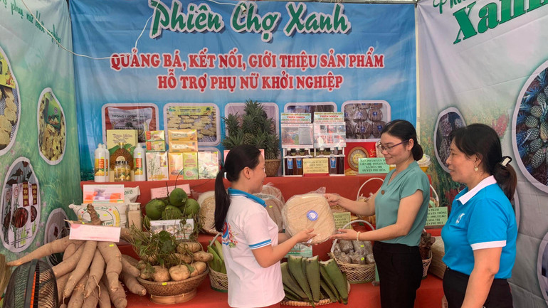 Các sản phẩm nông nghiệp sạch vùng nông thôn Phú Yên bán tại phiên chợ.