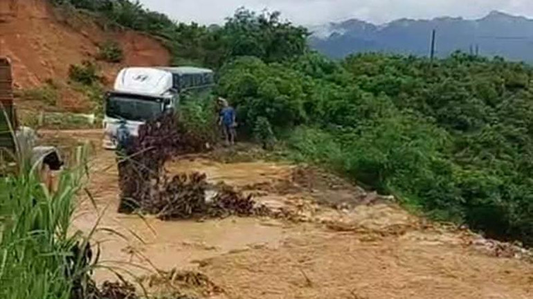 Mưa lũ tại huyện Yên Châu đã gây sạt lở đường, khiến phương tiện giao thông bị ách tắc.