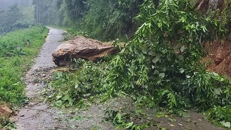 Tại nhiều tuyến đường của tỉnh Sơn La bị sạt lở do mưa lớn kéo dài gây sạt ta-luy dương.