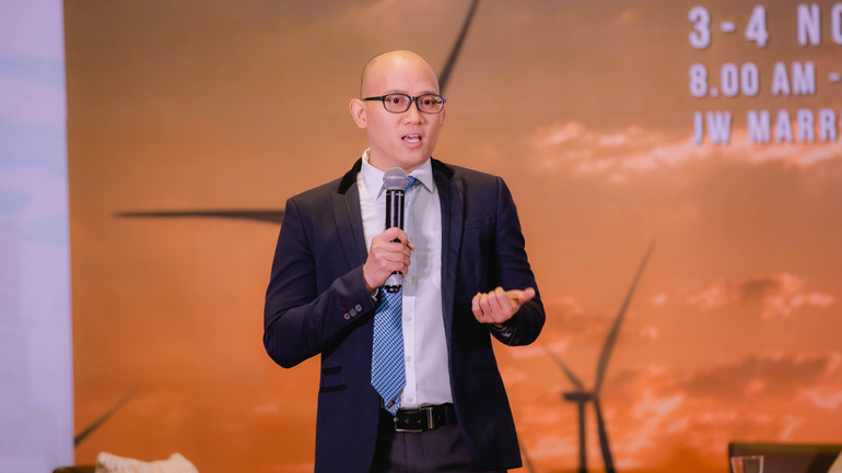 Ông Trần Minh Hoàng, Giám đốc Ngành hàng Vinamilk chia sẻ với Hội nghị về mô hình trang trại sinh thái và sản phẩm sữa tươi Vinamilk Green Farm.