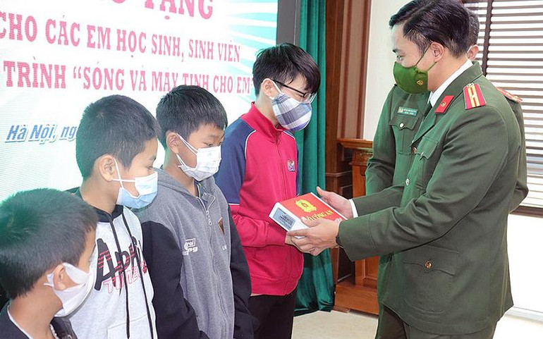 Chương trình “Sóng và máy tính cho em” của tuổi trẻ Công an nhân dân.