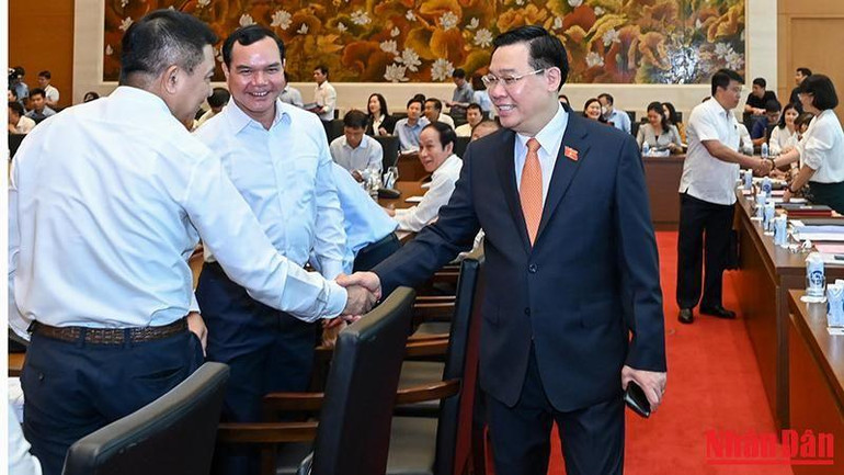 Chủ tịch Quốc hội Vương Đình Huệ với các đại biểu dự hội nghị. (Ảnh: DUY LINH)