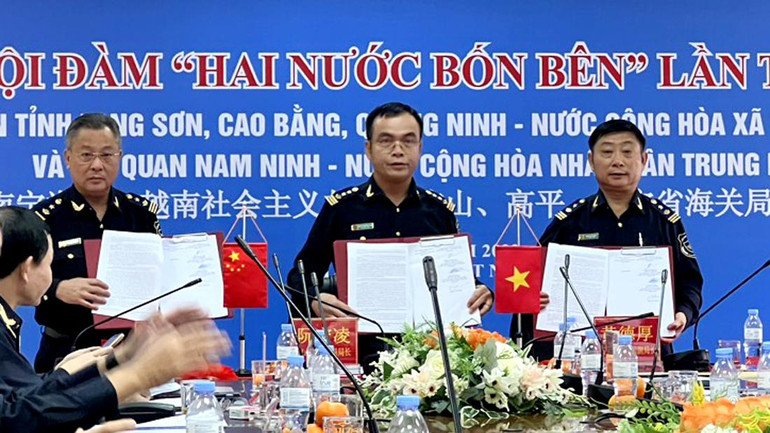 Lãnh đạo Cục Hải quan ba tỉnh Cao Bằng, Lạng Sơn, Quảng Ninh ký biên bản thỏa thuận hợp tác với hải quan Nam Ninh, (Trung Quốc).