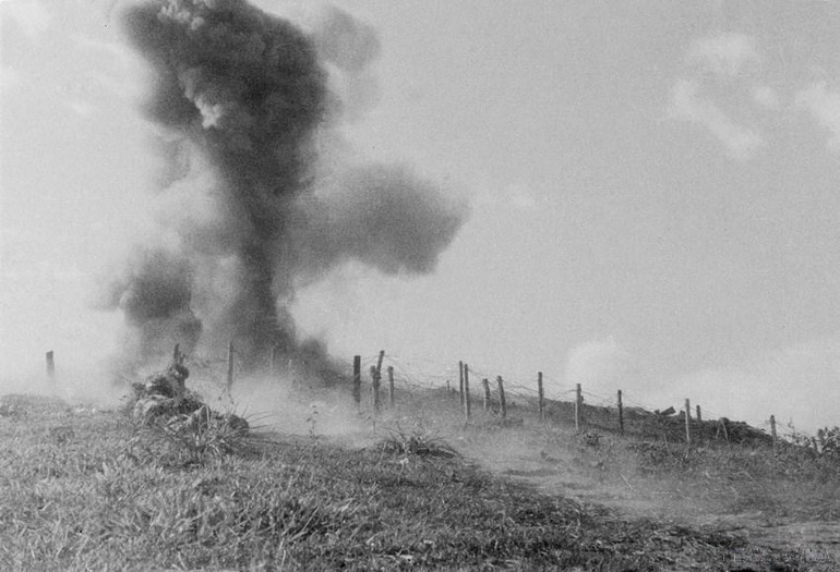 Đợt 1 của chiến dịch, nhờ tập trung ưu thế về binh, hỏa lực, các cụm cứ điểm vòng ngoài của địch ở Tây Bắc nhanh chóng bị ta tiêu diệt, tạo thời cơ thuận lợi cho chiến dịch phát triển. Trong ảnh: Vị trí Gia Phù, Sơn La bị quân ta pháo kích đang bốc cháy. (Ảnh: TTXVN)