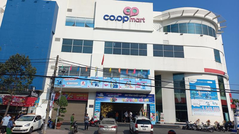 Lực lượng công an có mặt tại siêu thị Co.opmart Biên Hòa để bảo đảm an ninh, trật tự. Lực lượng công an có mặt tại siêu thị Co.opmart Biên Hòa để bảo đảm an ninh, trật tự.