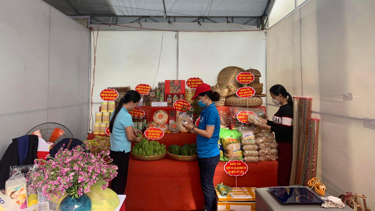 Một số sản phẩm đặc trưng (chiếu cói, tre đan, bẹ chuối…) của phụ nữ huyện Tuy An, Phú Yên được giới thiệu tại phiên chợ.