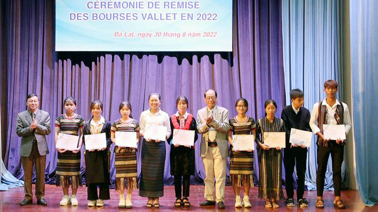 Ban Tổ chức trao học bổng tặng học sinh Trường dân tộc nội trú các tỉnh Tây Nguyên.