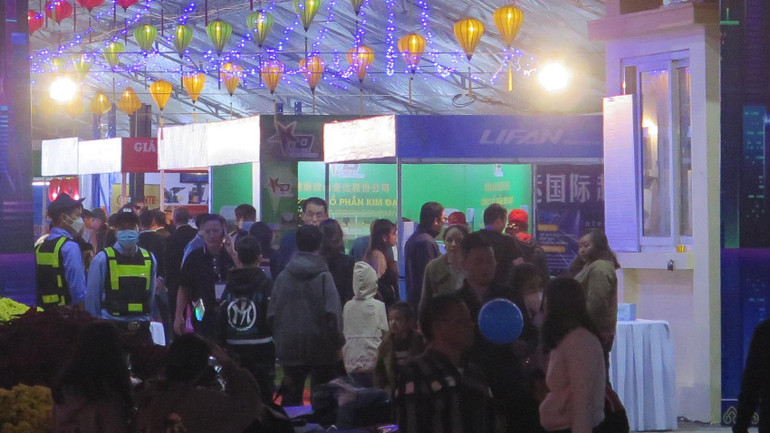 Đông đảo bà con thành phố Lạng Sơn tham gia dự hội chợ thương mại quốc tế Việt-Trung.