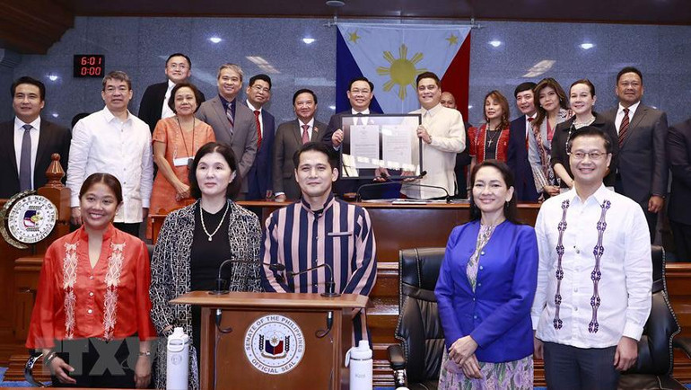 Chủ tịch Thượng viện Juan Miguel Zubiri trao Nghị quyết thúc đẩy quan hệ, hợp tác nghị viện giữa hai nước tại buổi dự khán phiên họp Thượng viện. (Ảnh: Doãn Tấn/TTXVN)