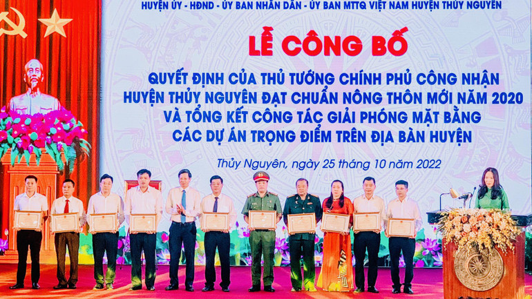 Lãnh đạo Ủy ban nhân dân thành phố Hải Phòng trao bằng khen tặng các tập thể của huyện Thủy Nguyên có thành tích xuất sắc trong công tác giải phóng mặt bằng các dự án trọng điểm.