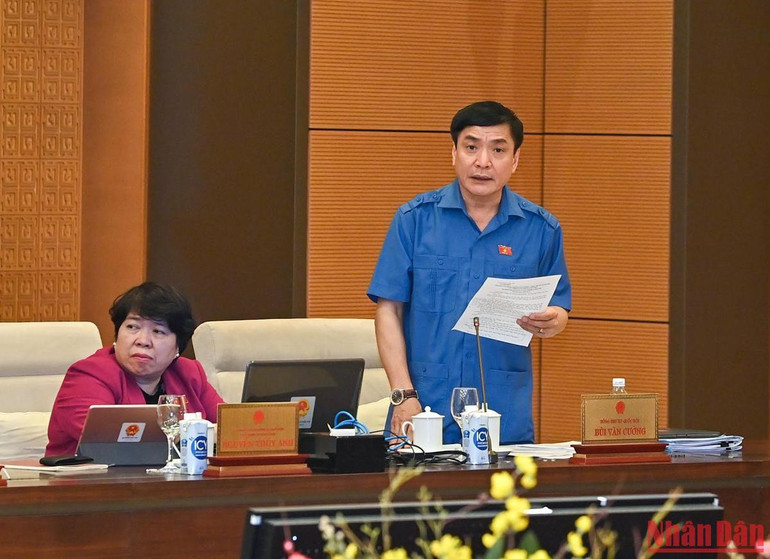 Tổng Thư ký, Chủ nhiệm Văn phòng Quốc hội Bùi Văn Cường phát biểu tại phiên họp.