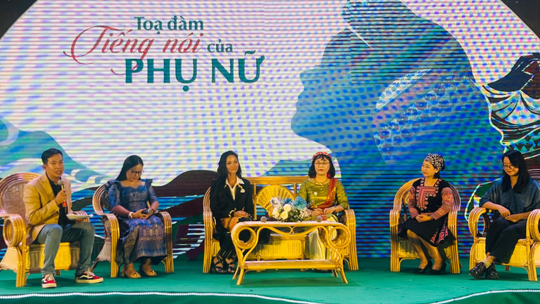 Lắng nghe chia sẻ từ các diễn giả trong buổi tọa đàm “Tiếng nói của phụ nữ”.