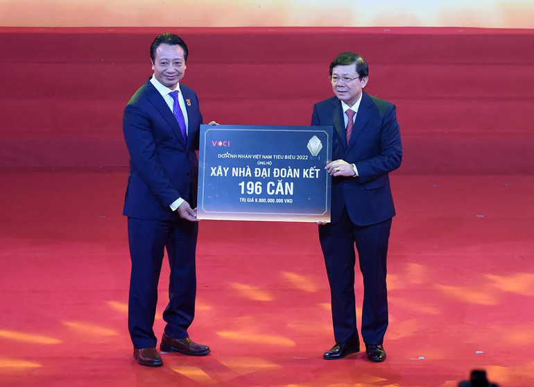 Đại diện các doanh nhân trao tượng trưng tiền ủng hộ xây dựng 196 căn nhà đại đoàn kết cho người nghèo, trị giá 9,8 tỷ đồng.