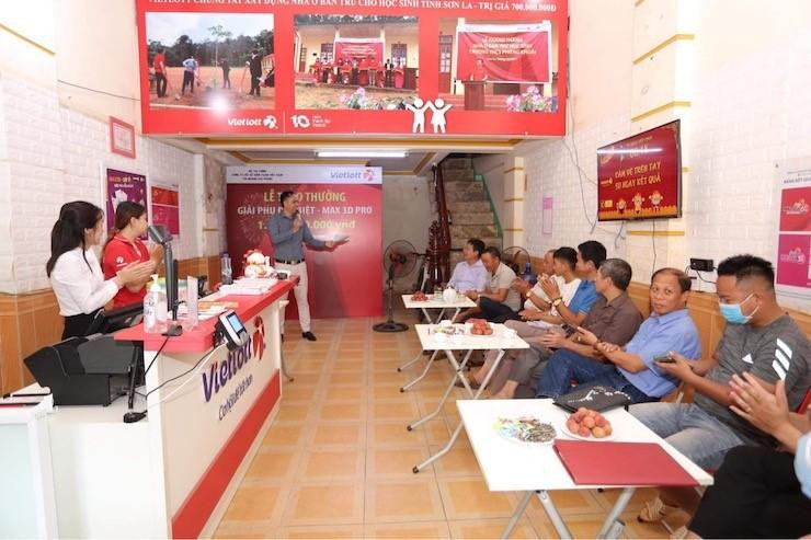 Ông Phương đã nhận giải xổ số tiền tỷ dưới sự chúc mừng của nhiều người.