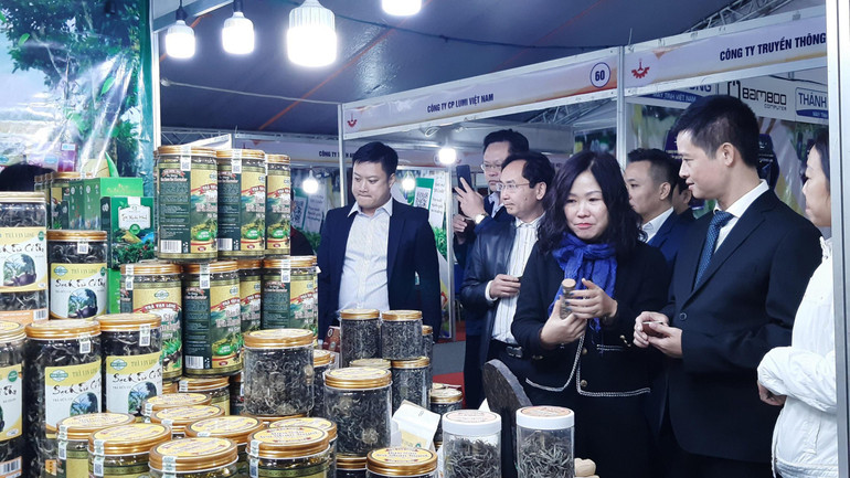 Người tiêu dùng tham quan, mua sắm các sản phẩm hàng Việt Nam được người tiêu dùng yêu thích.